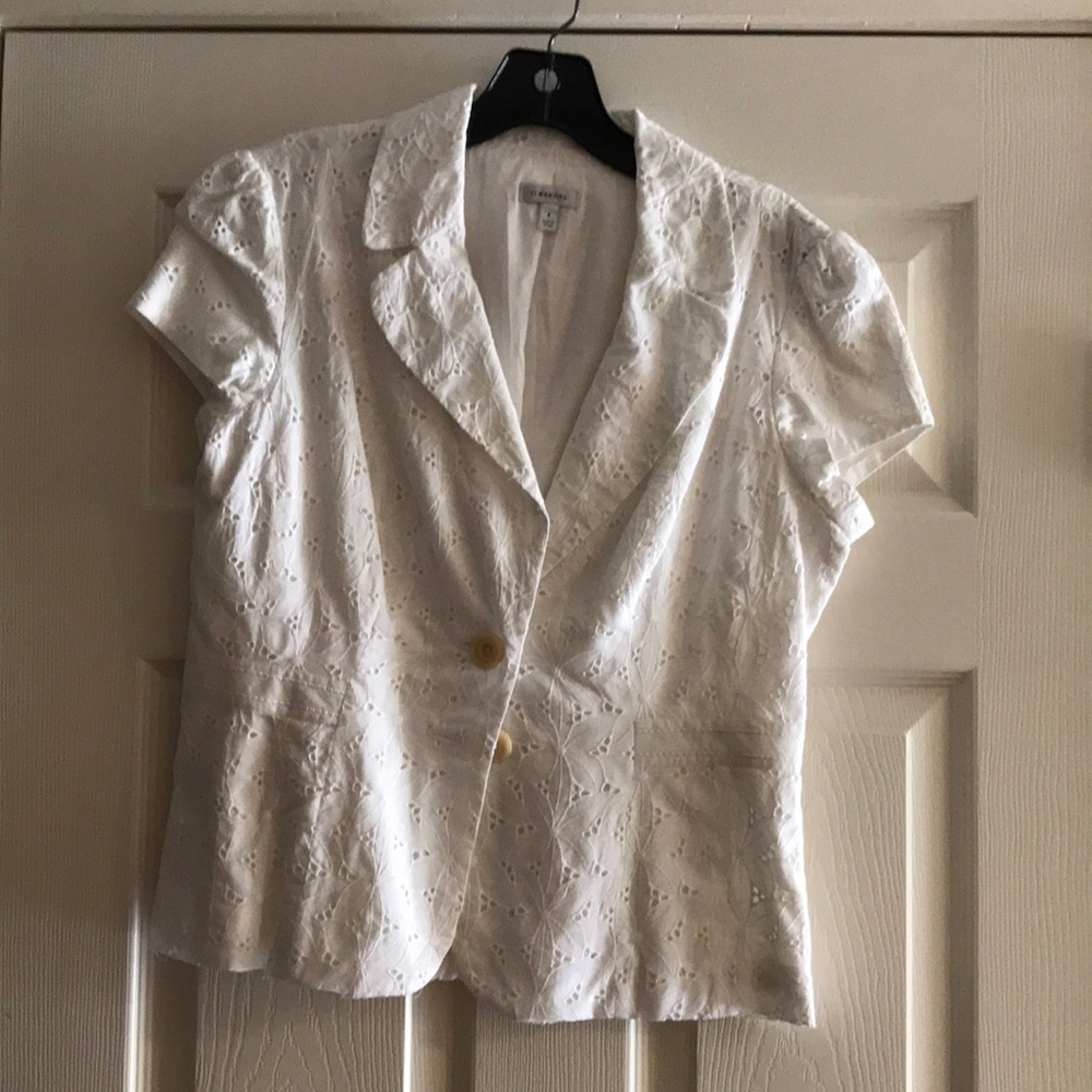 White short sleeved summer jacket  Great with a tank top.  Size 6 Semantics.